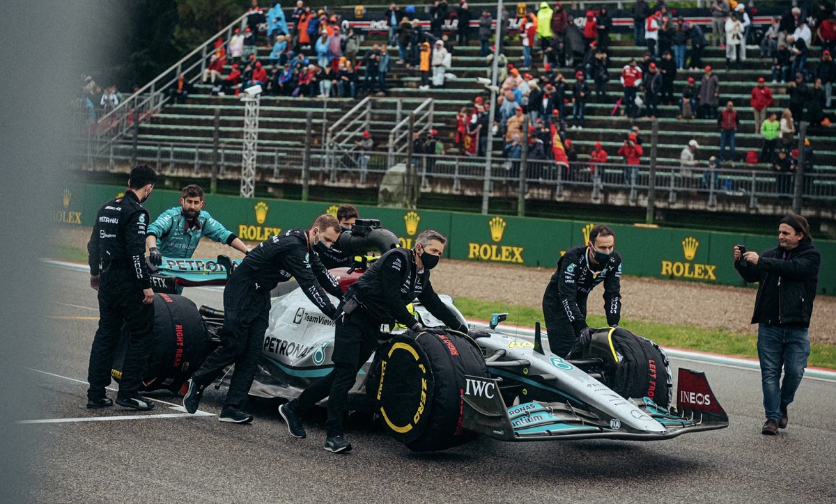 El Mercedes de Hamilton es acomodado en la grilla de Imola. (Mercedes-AMG PETRONAS F1 Team)