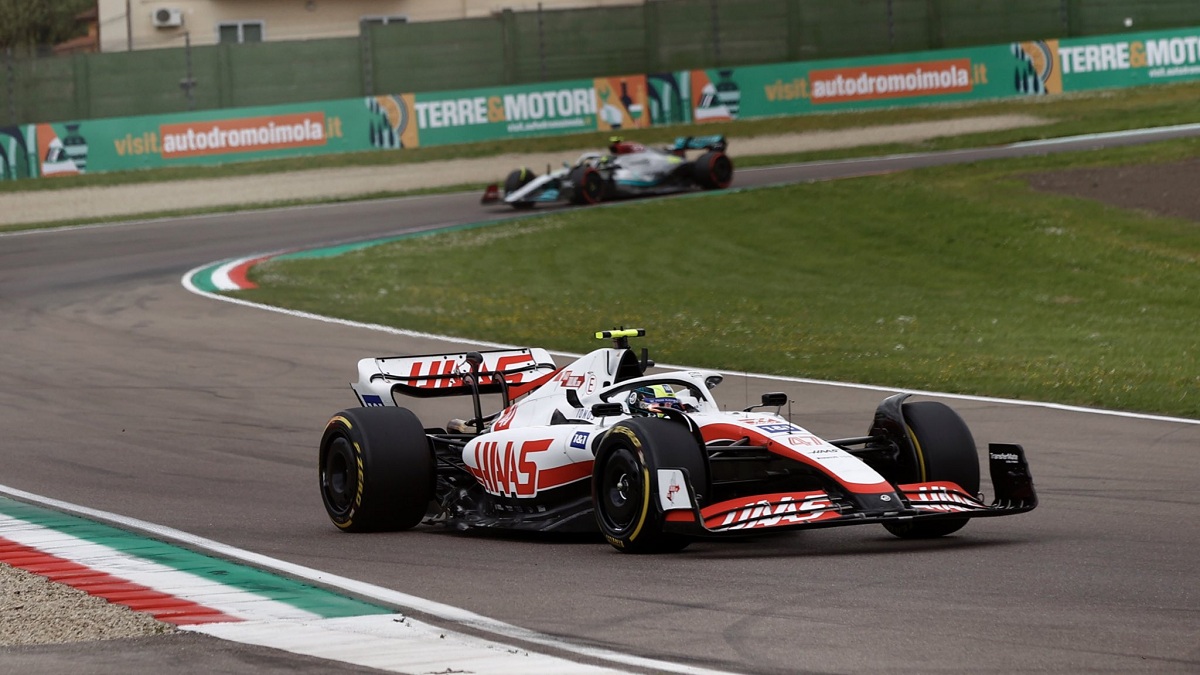 Schumacher con el VF22 en Imola. (Haas F1 Team)