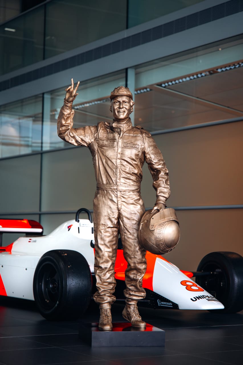 McLaren homenajeó a Lauda descubriendo una estatua en su honor| Foto McLaren