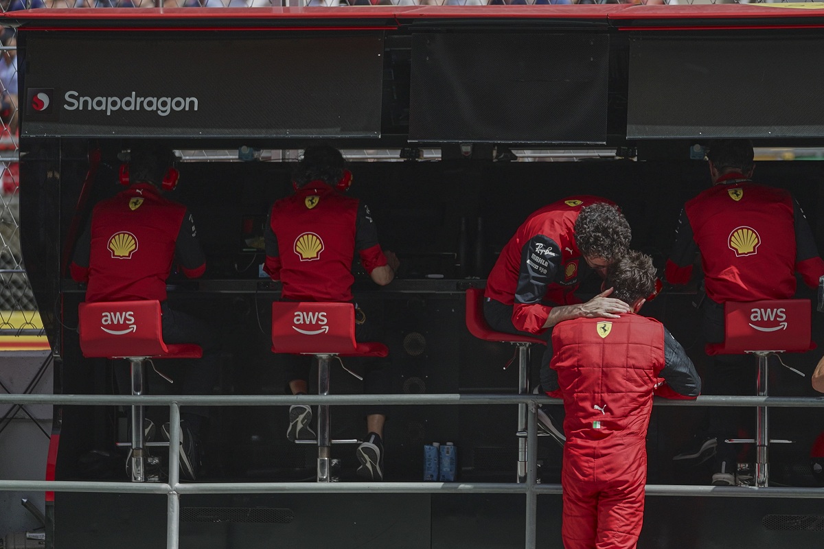 España 2022. Binotto consuela a Leclerc tras el abandono. (Scuderia Ferrari)