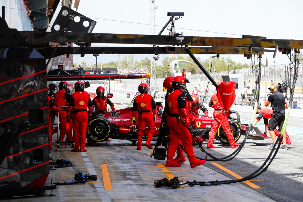 Leclerc es ingresado al garage, se terminó el Gran premio de España para el monegasco. (Steven Tee)