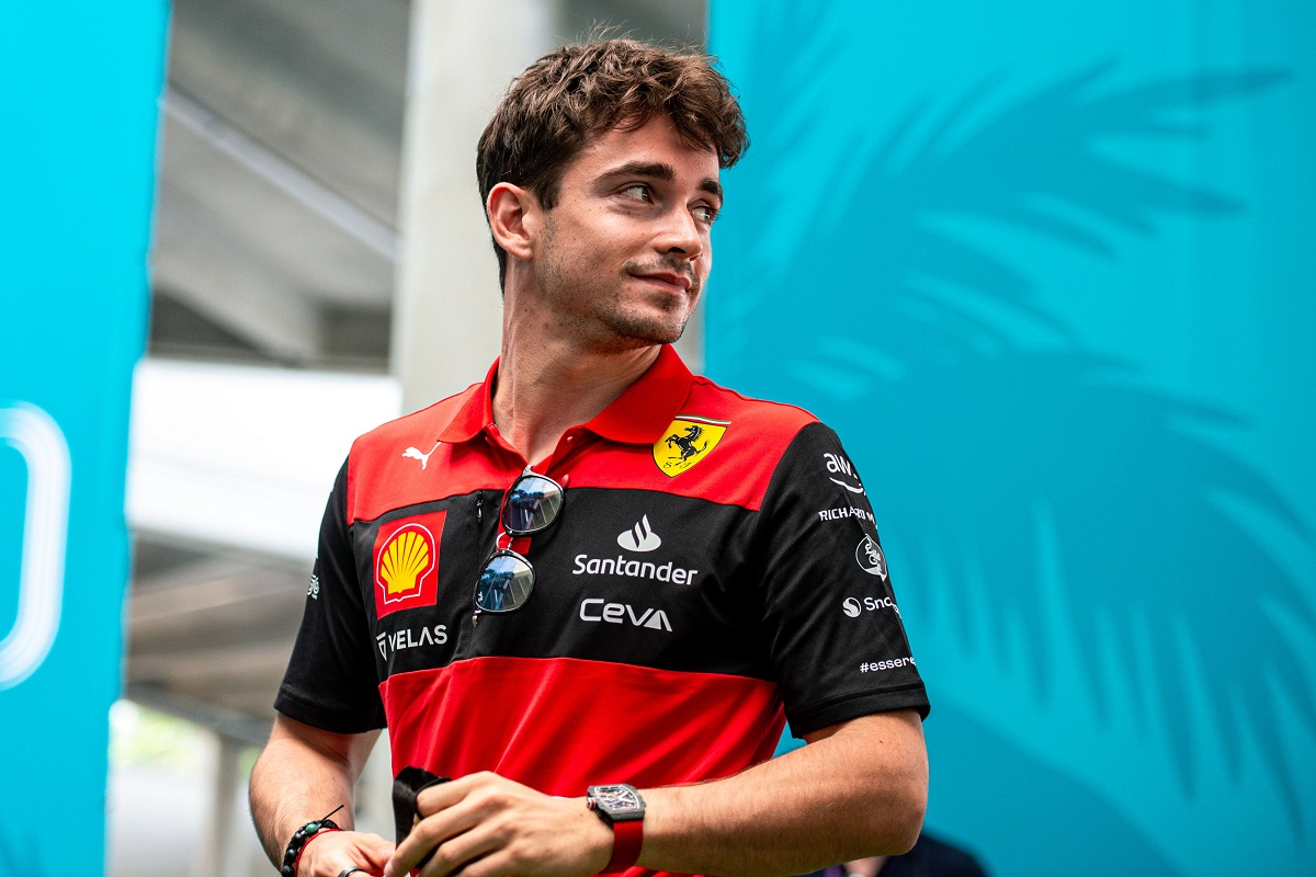 Leclerc: “El asfalto es muy agresivo con los neumáticos”