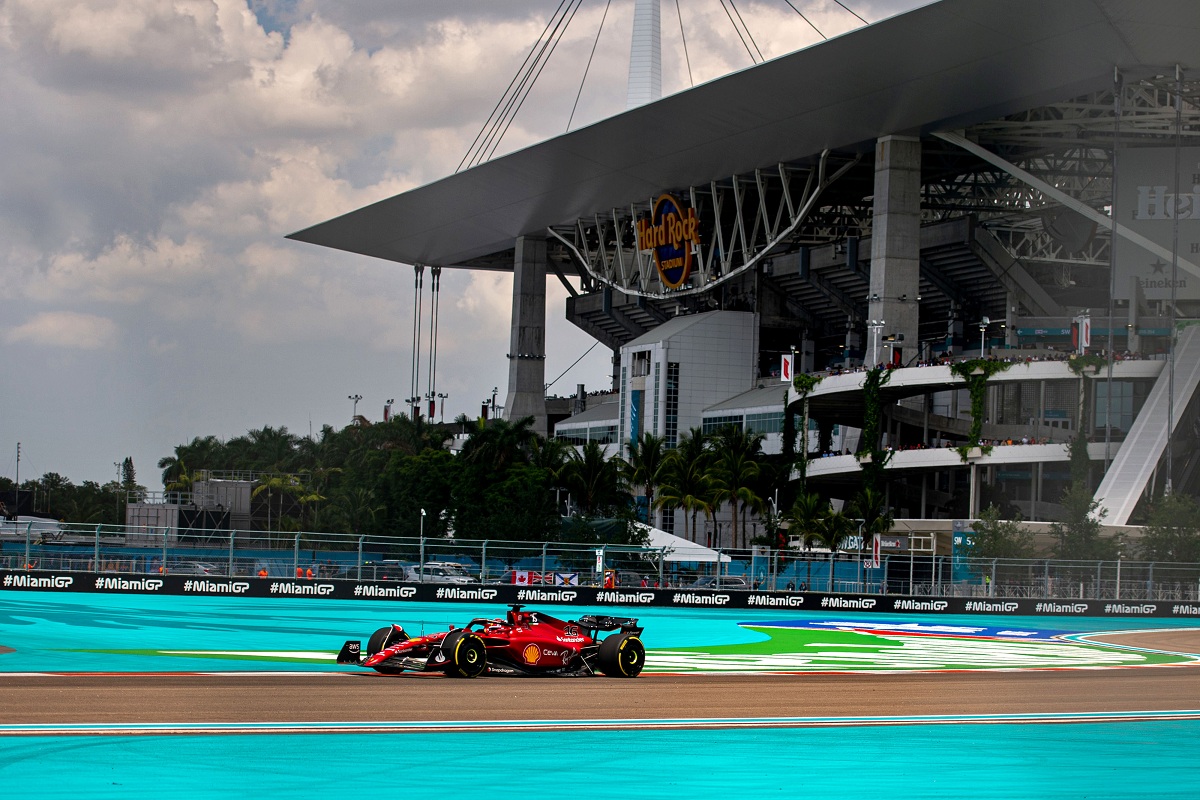 Leclerc con el Hard Rock Stadium de fondo. (Scuderia Ferrari)