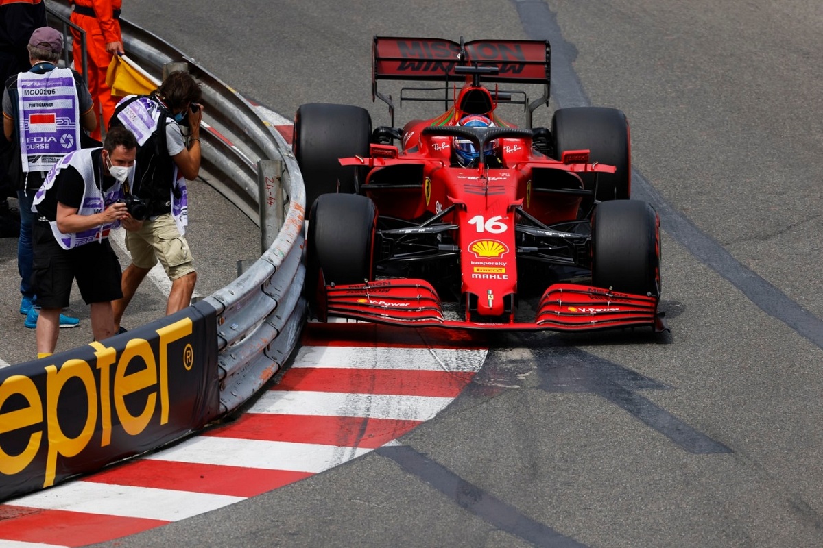 Monaco 2021. El instante en que roza las defensas en Q3; choque y fuera del GP. (Glenn Dunbar)