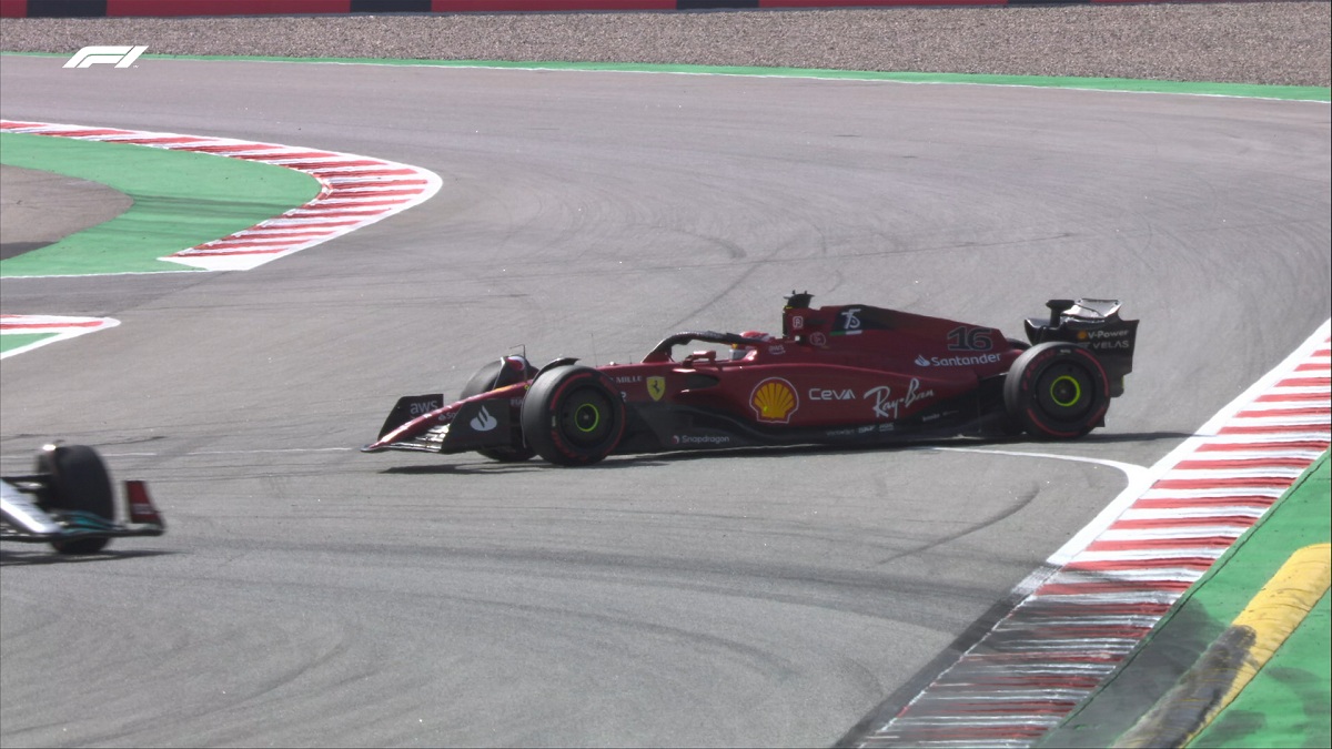 Leclerc se despista al ingresar rápido en la chicana. (Imagen TV F1TV)