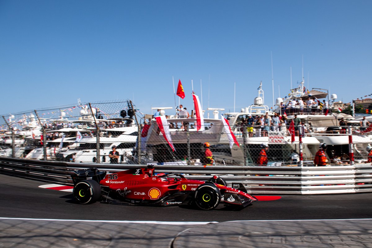 Leclerc en la zona del muelle y el apoyo de sus compatriotas. (Scuderia Ferrari)
