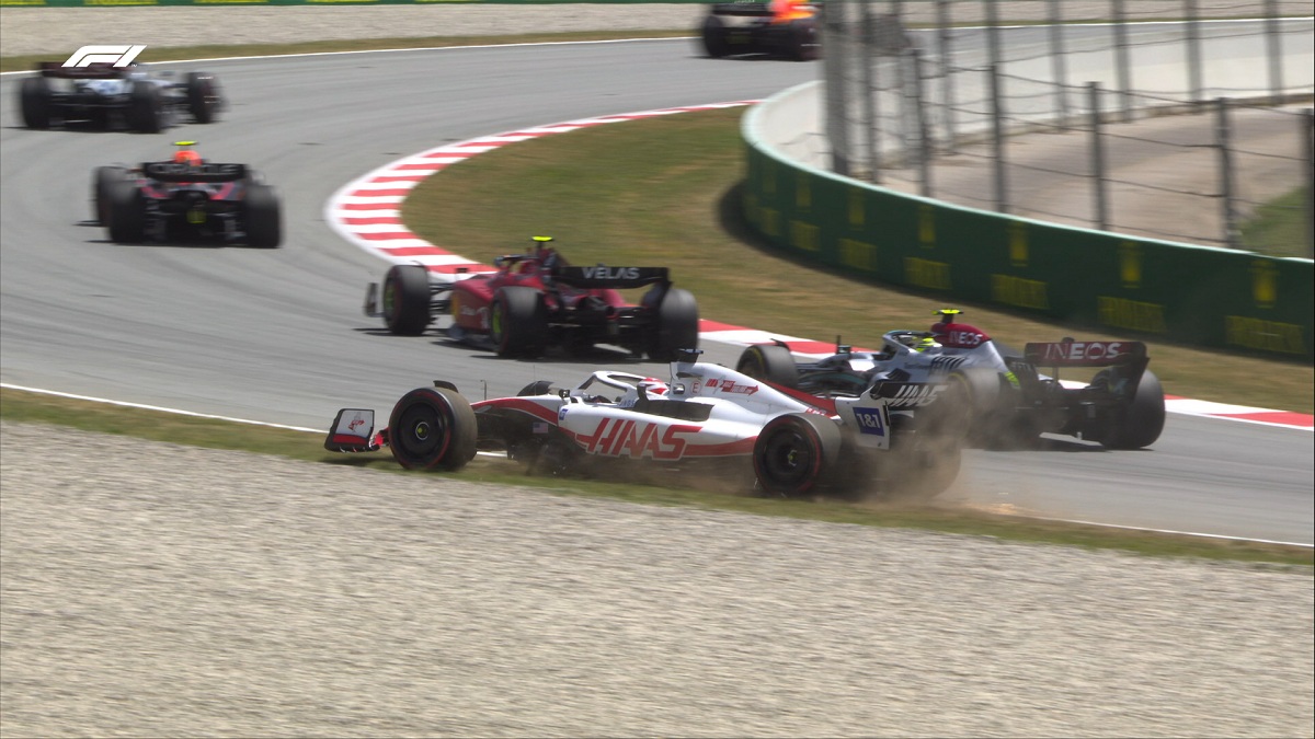 Magnussen a la grava tras el toque con Hamilton. (Imagen TV F1TV)