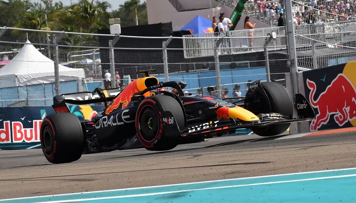 Verstappen pasando por la complicada chicana. (Jerry Andre / Autosport)