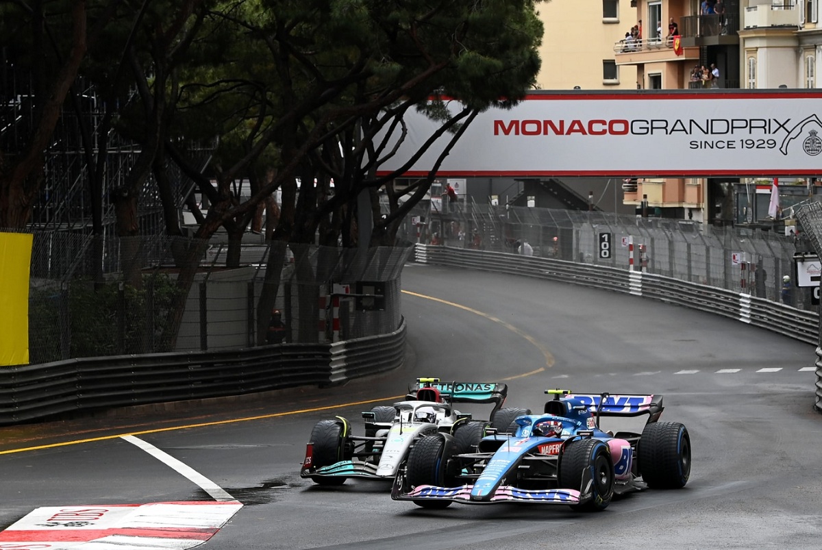 Hamilton se tira por adentro en Sainte Devote, Ocon gira en la línea ideal. (Mark sutton)