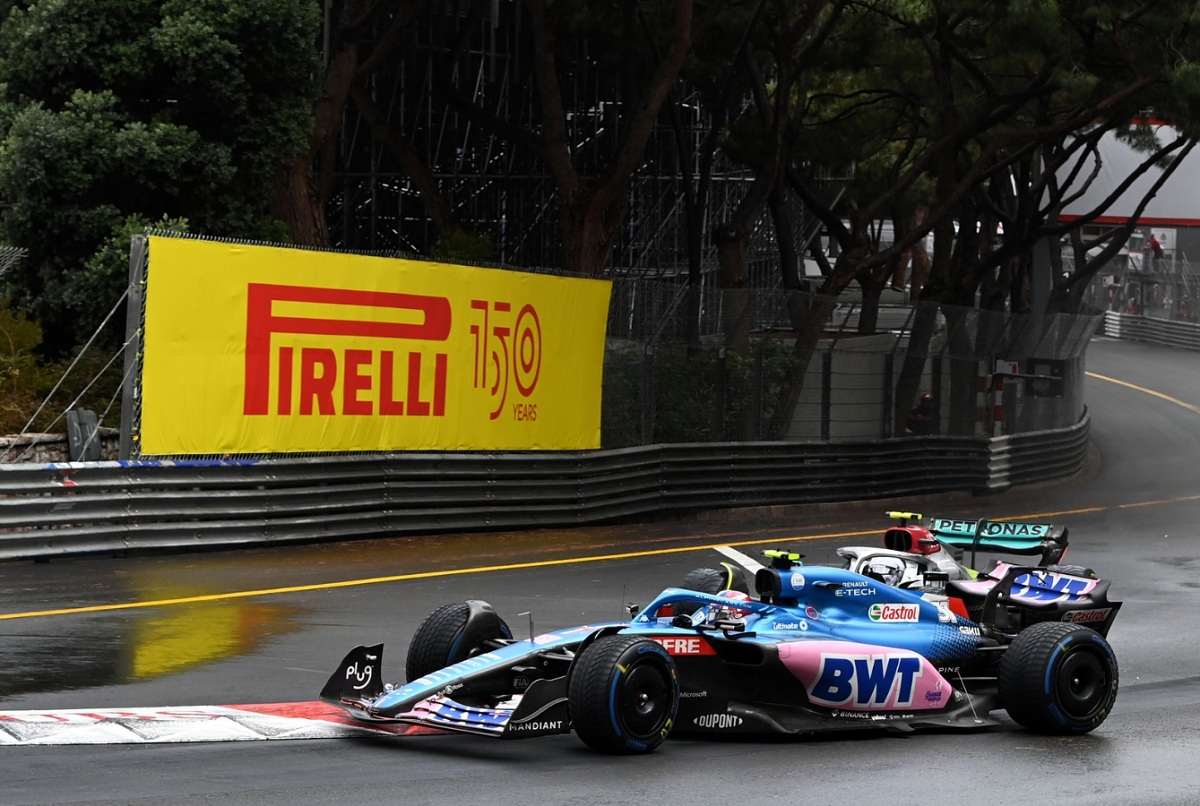 El momento en que Ocon y Hamilton hacen contacto en Sainte Devote. (Mark Sutton)