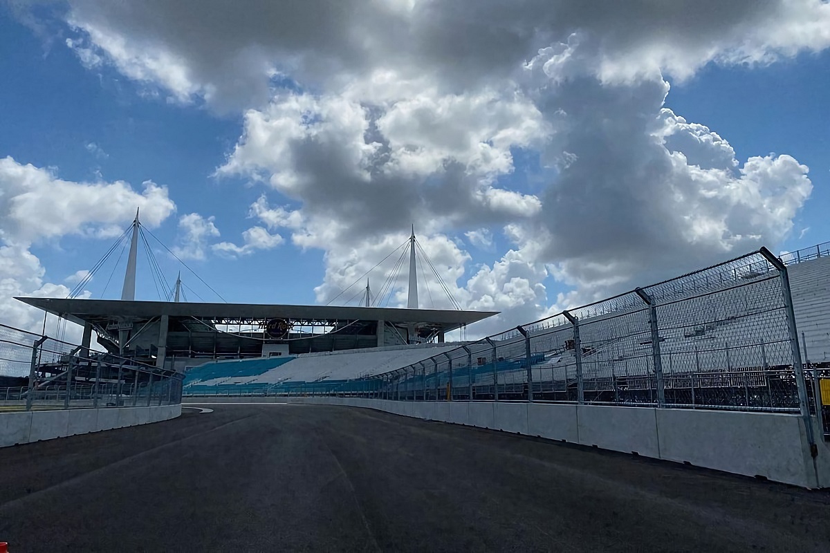 La curva 18, penúltima del trazado de Miami, con el Hard Rock Stadium de fondo. (Fórmula 1 Miami Grand Prix)