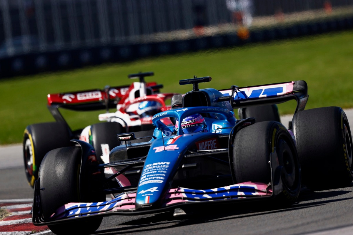 Alonso se defiende de Bottas. (Andy Hone)