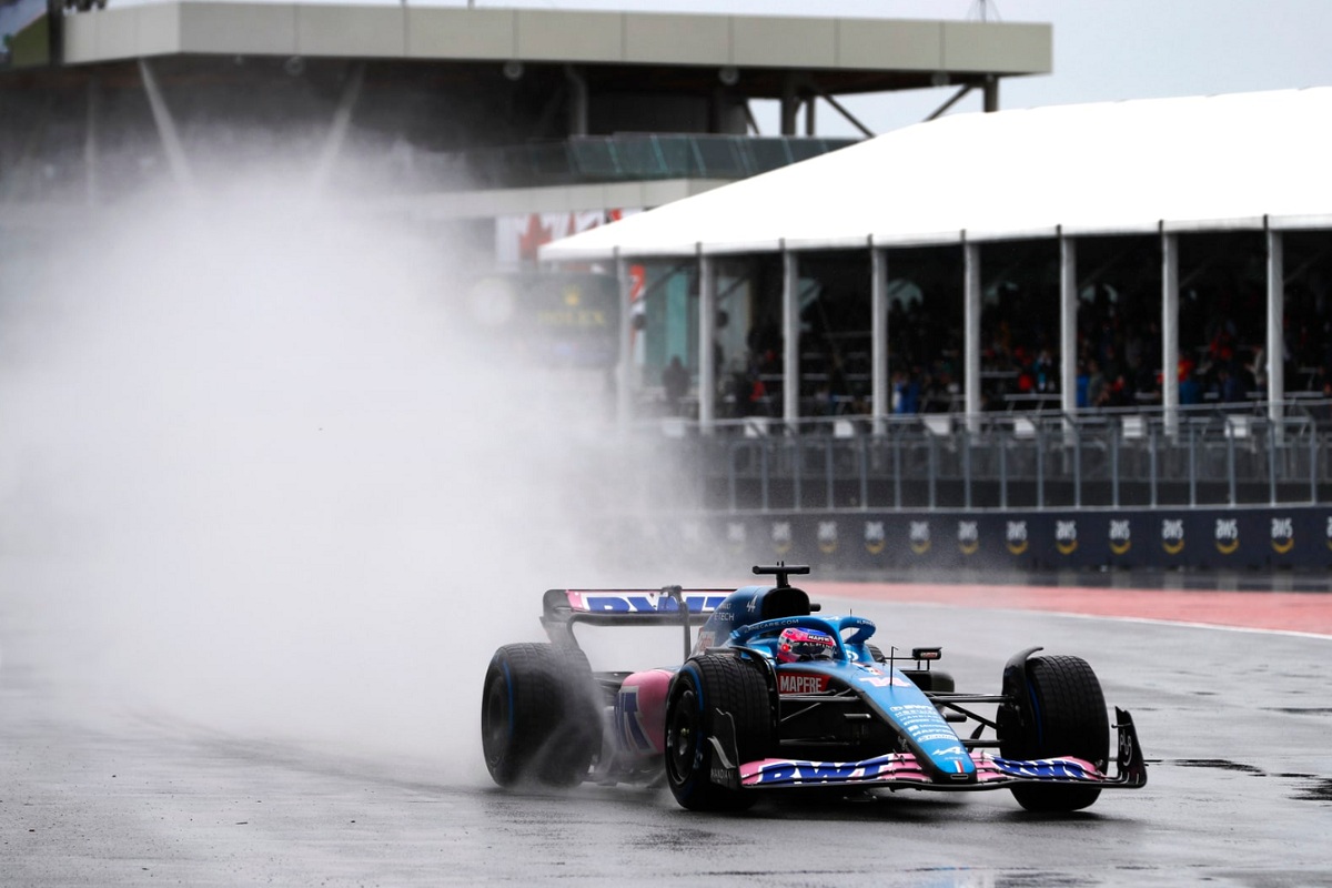 Alonso y toda la experiencia sobre el piso húmedo. (Carl Bingham)