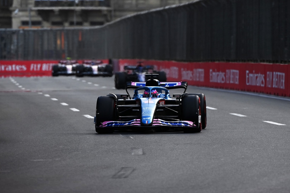 Alonso delante de Albon, ambos protagonizaron un desencuentro en Q1. (Mark Sutton)