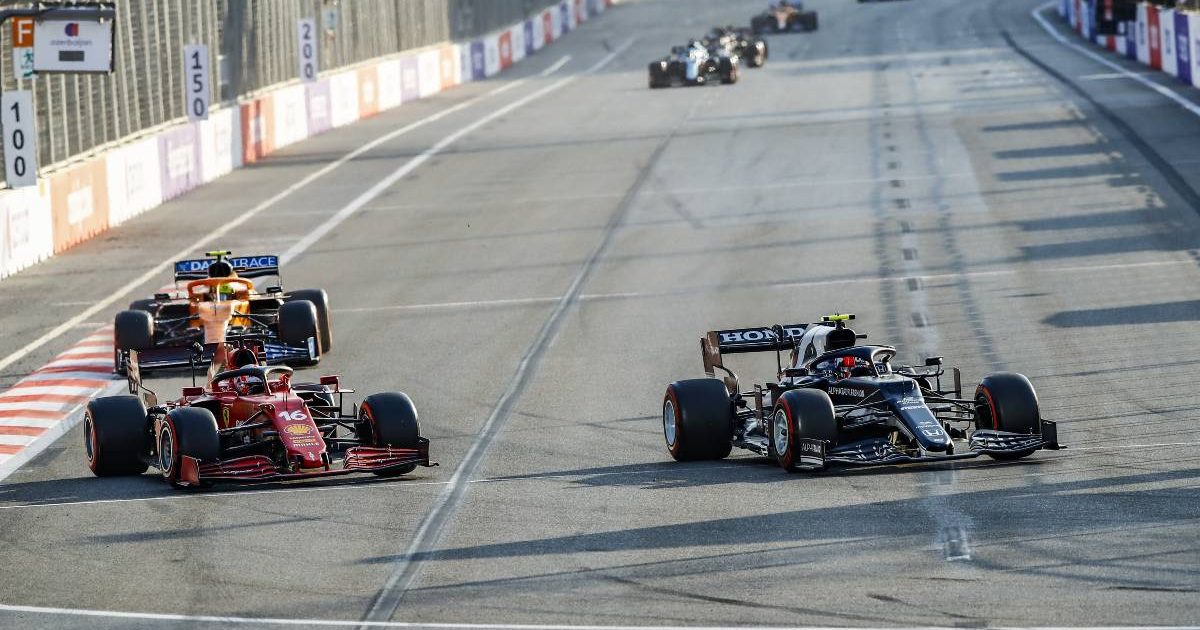 Gasly superando a Leclerc el año pasado en Bakú donde llegaría tercero. (Getty Images)