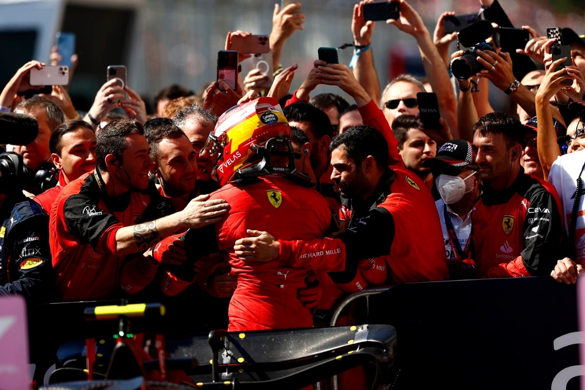 Sainz celebra con el equipo. (Andy Hone)