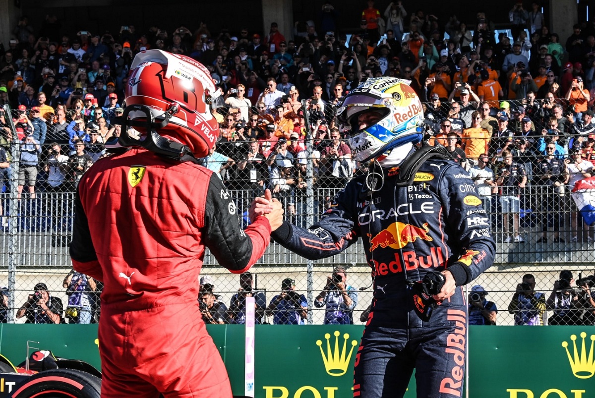 Leclerc saluda a Verstappen al finalizar la clasificación que tuvo a los dos como protagonistas hasta el final. (Mark Sutton)