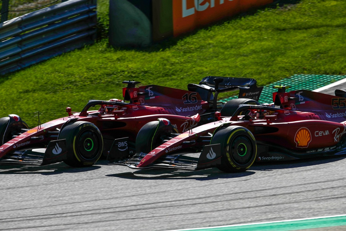 Sainz intenta un rebase muy ajustado sobre Leclerc en la vuelta siete. (Zak Mauger)