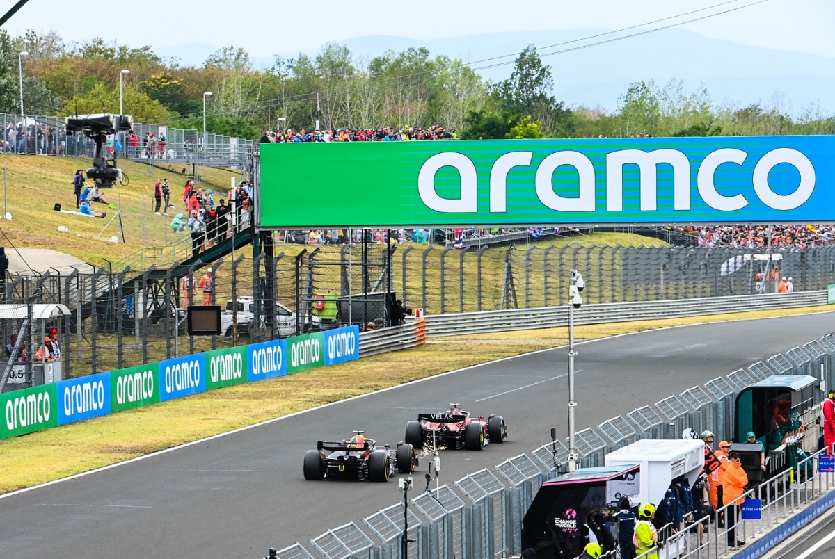 Leclerc a punto de ser superado por Verstappen, los neumáticos duros jamás funcionaron. (Mark Sutton)