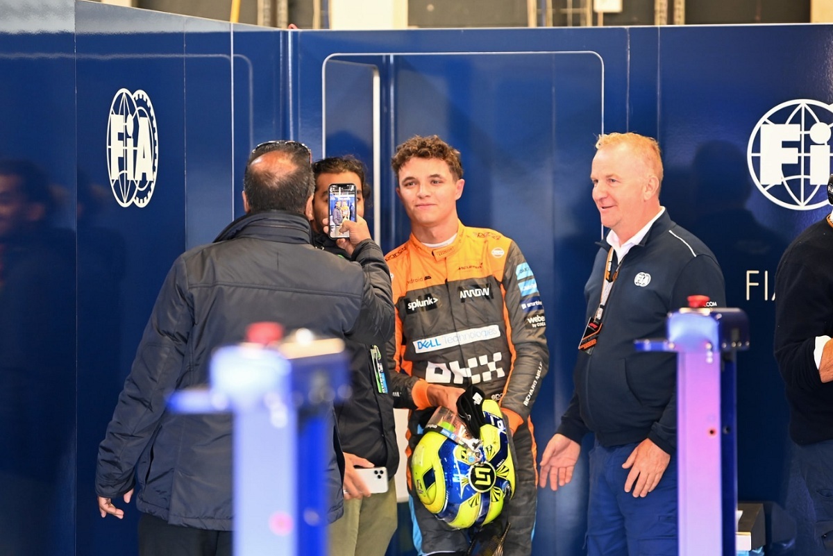 Norris tomándose una foto con un aficionado en el pesaje posterior a la Qualy. (Mark Sutton)