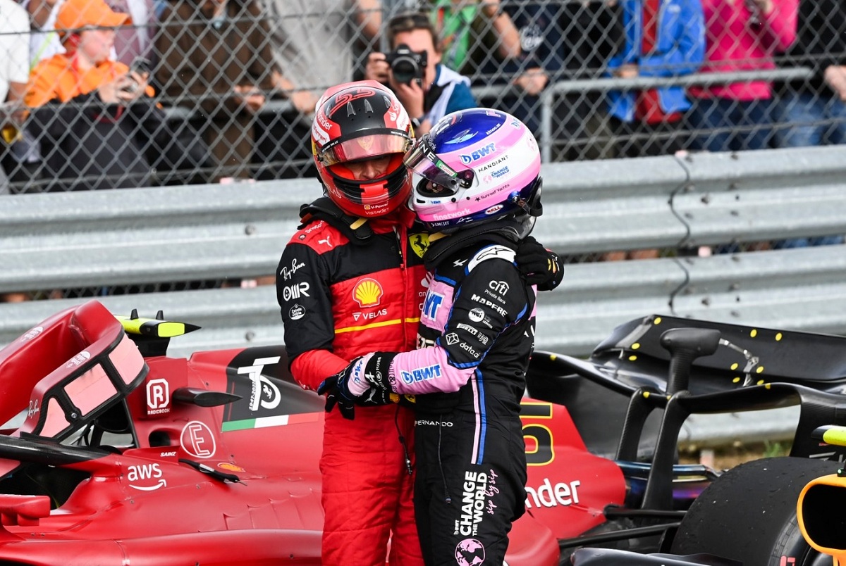 Alonso felicita a Sainz en el parque cerrado, los únicos españoles que ganaron en la F1. (Mark Sutton)