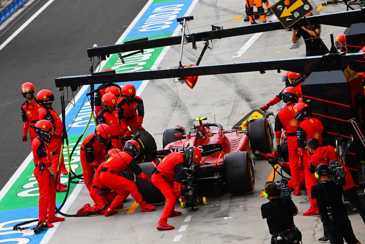 La demora en calzar la cubierta trasera izquierda le costó un segundo valioso a Sainz para posicionarse por delante de Russell. (Mark Sutton)