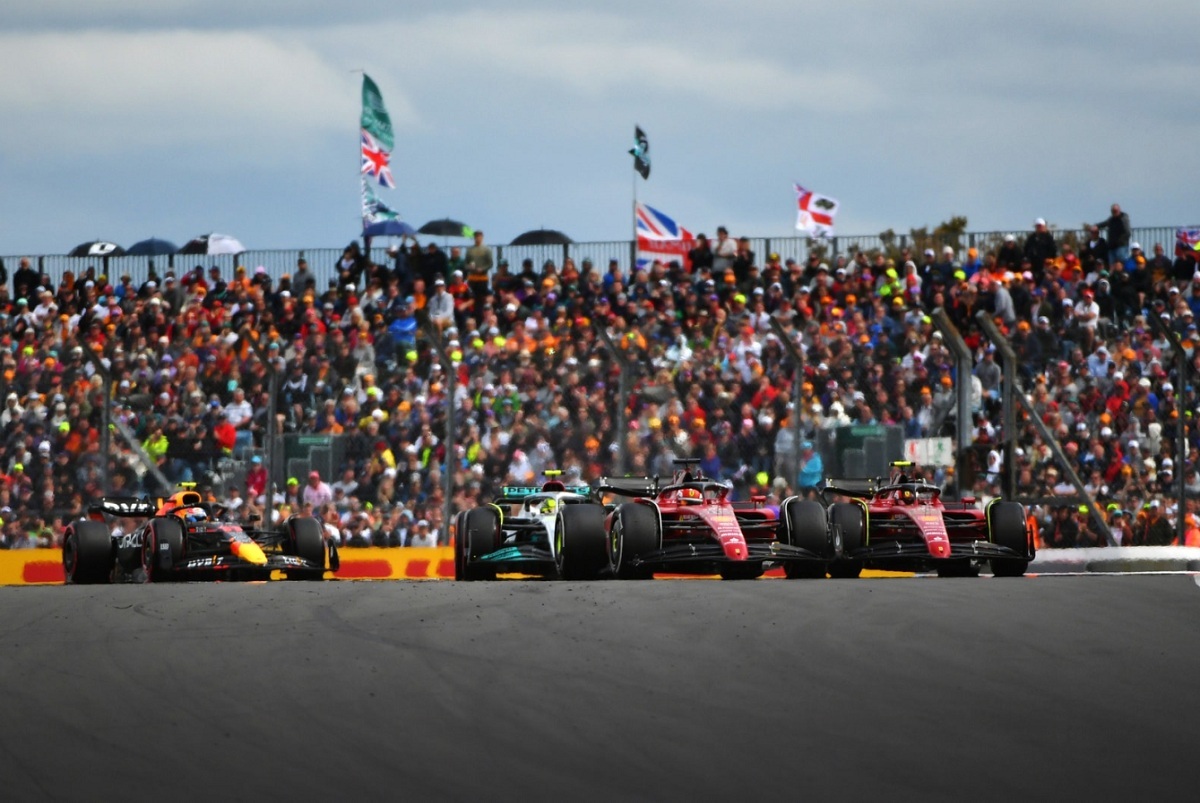 Sainz, con gomas blandas y frescas, supera con facilidad a Leclerc tras el relanzamiento a diez vueltas del final. (James Sutton)