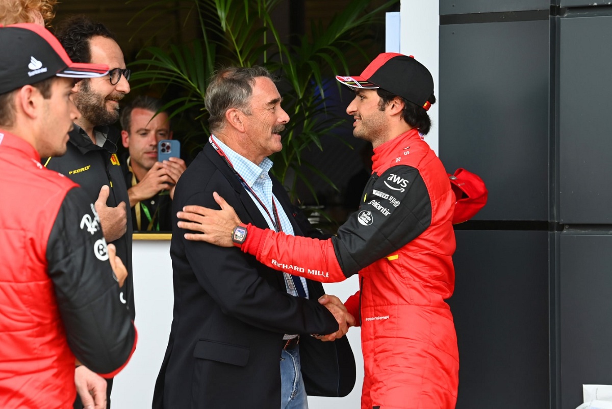 Mansell felicita a Sainz por la pole, luego le entregaría el mini neumático de Pirelli. (Mark Sutton)