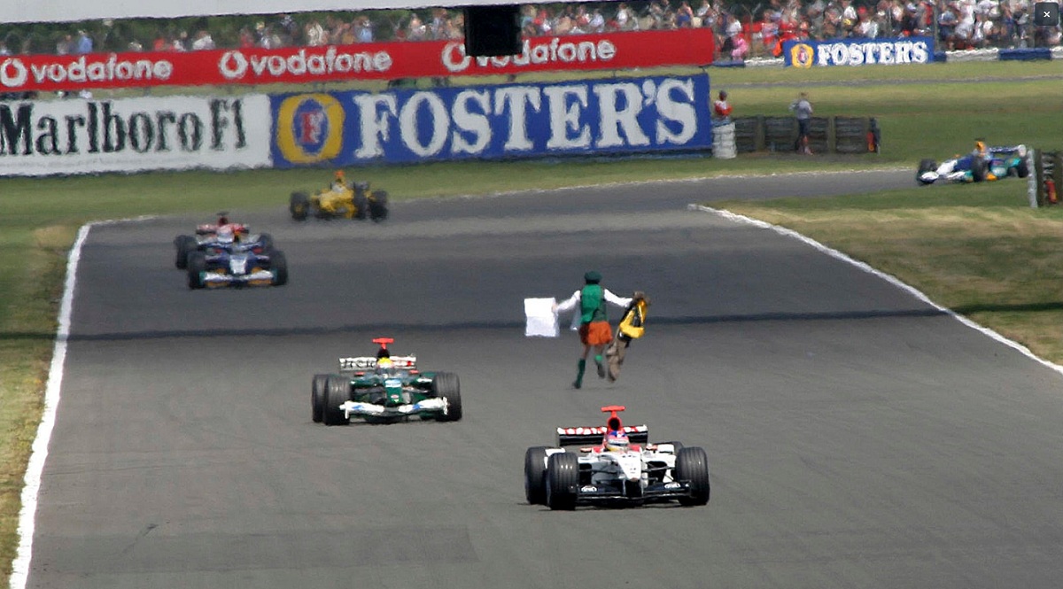 Russell advierte sobre la invasión de pista en Silverstone :” Es extremadamente peligroso”