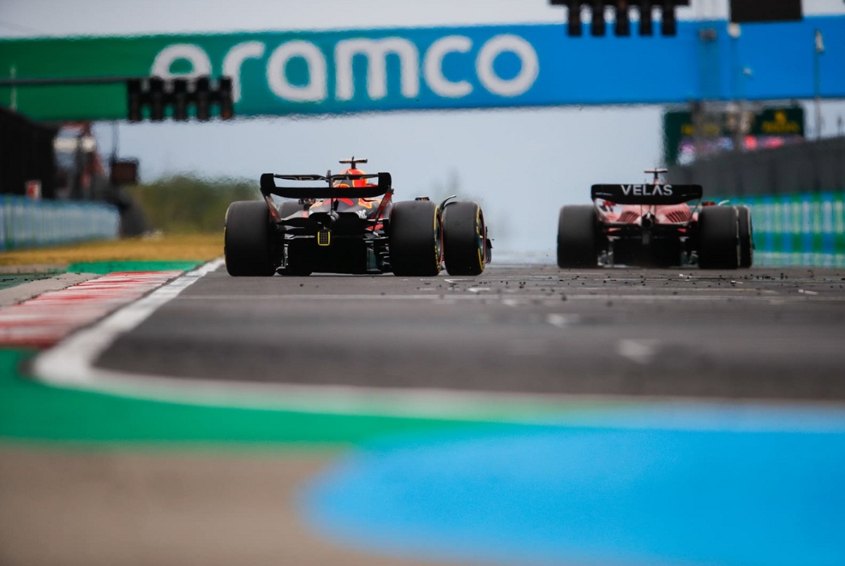 Verstappen abre el DRS en la recta para superar con facilidad a Leclerc. (Zak Mauger)