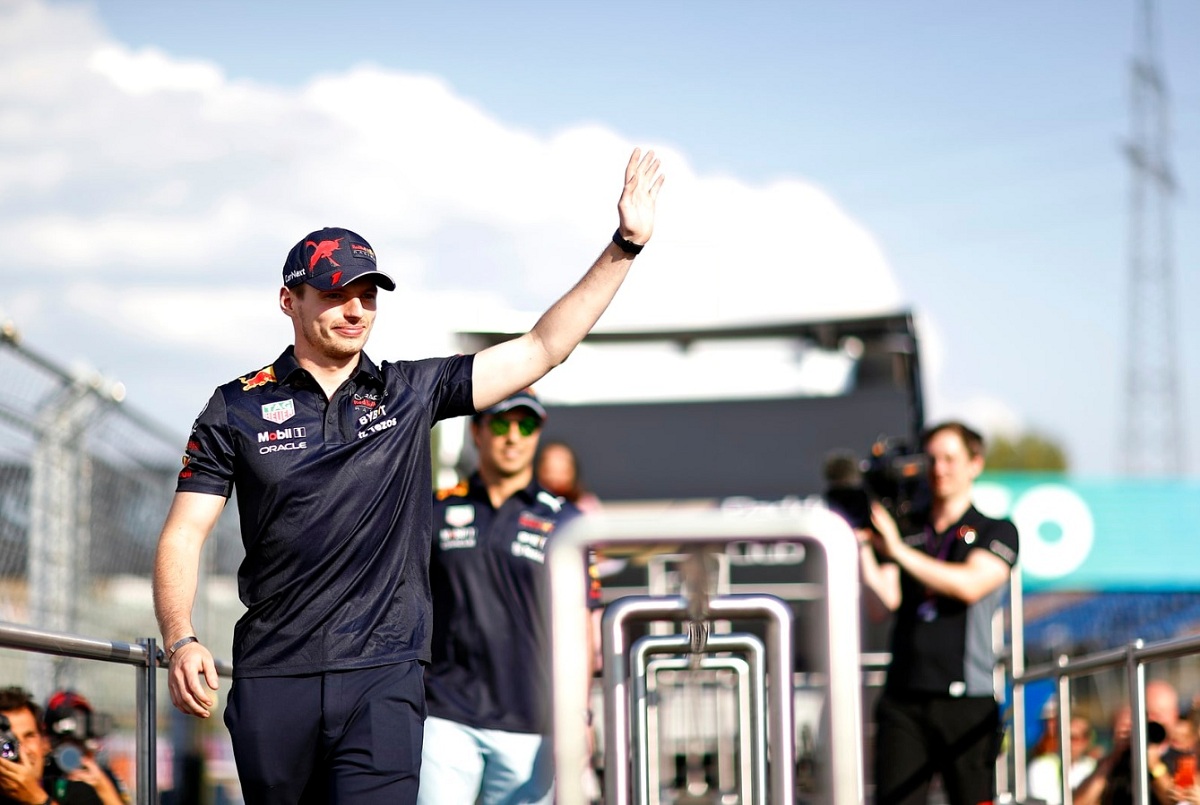 Verstappen ingresando al Hungaroring, detrás Checo Pérez. (Andy Hone)