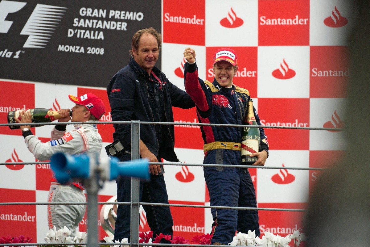 Monza 2008: Berger, Team Manager de Toro Rosso, levanta el brazo del flamante ganador y pupilo. (Rainer Schlegelmilch)