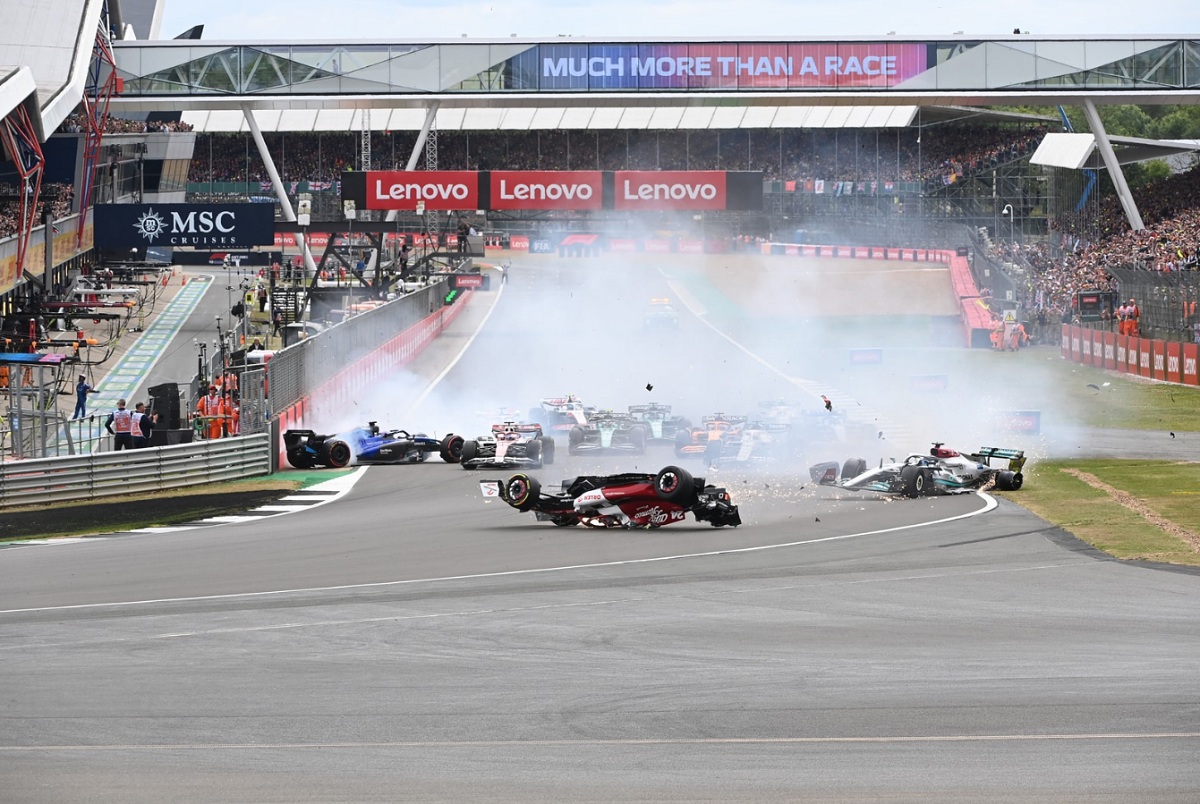 El Alfa Romeo, ya volcado, se desliza a toda velocidad con destino a las defensas de la curva uno. (Mark Sutton)