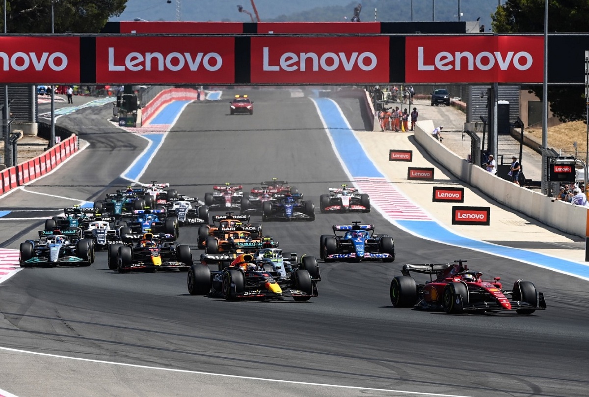 Hamilton supera fácilmente a Pérez en la largada, Russell estuvo a poco de hacer lo mismo. (Mark Sutton)