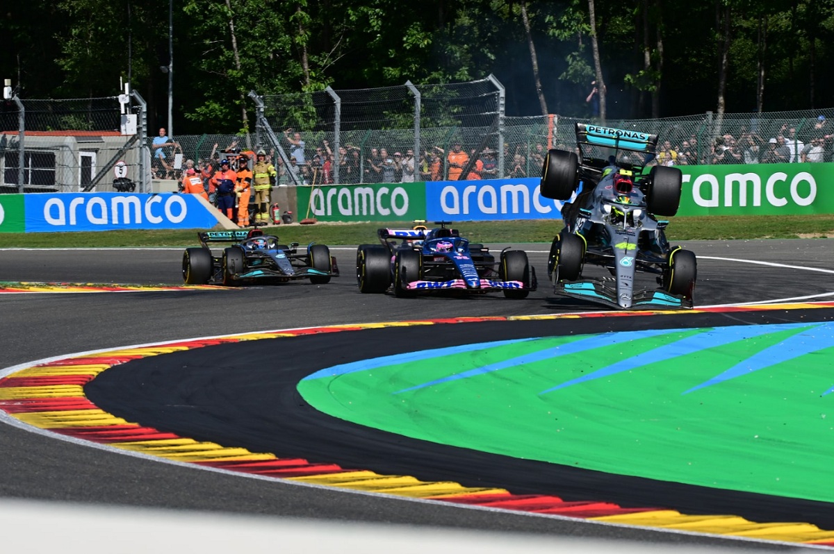 El Mercedes pega un impresionante salto tras colisionar con Alonso. (Motorsport Images)