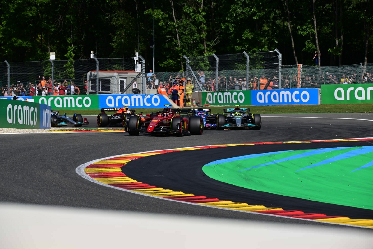 Hamilton encierra a Alonso en Les Combes. (Motorsport Images)