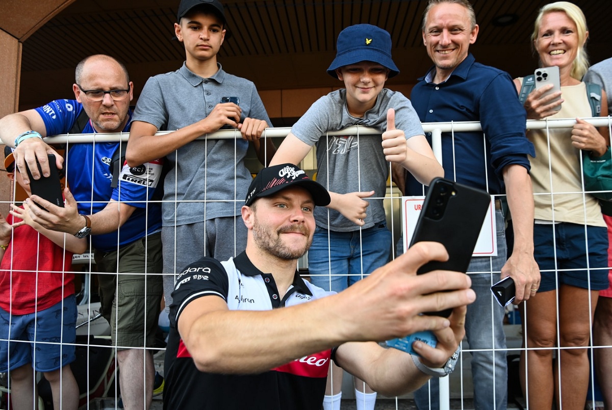 Bottas tomándose selfies con los fans en Mónaco. (Archivo / Mark Sutton)