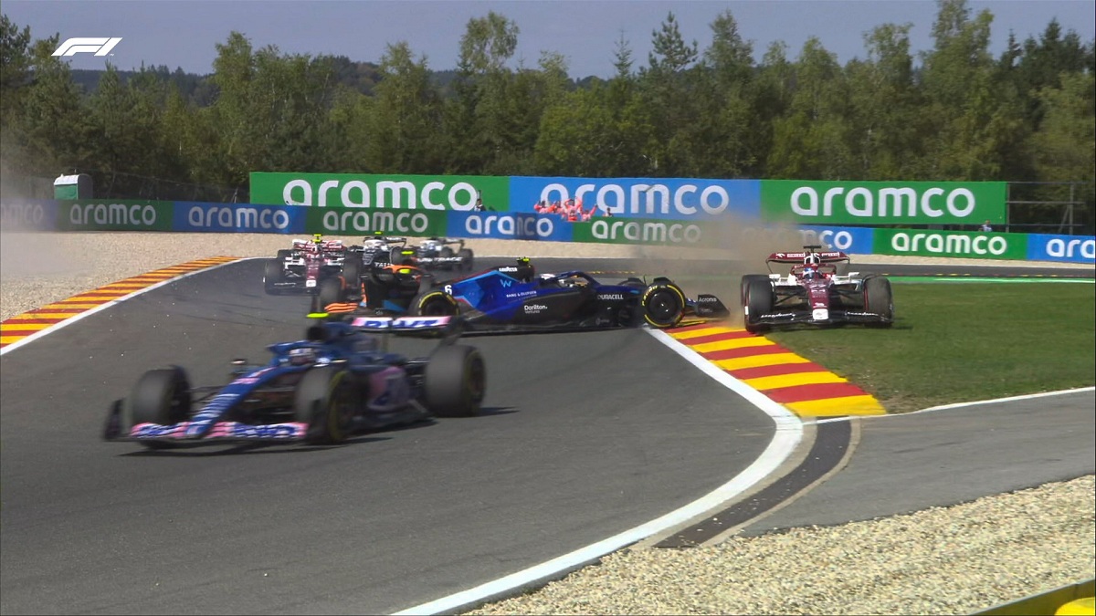 Latifi perdió el control de su Williams y casi colisiona con Bottas que pudo esquivarlo pero terminó en la grava. (Imagen TV: F1)