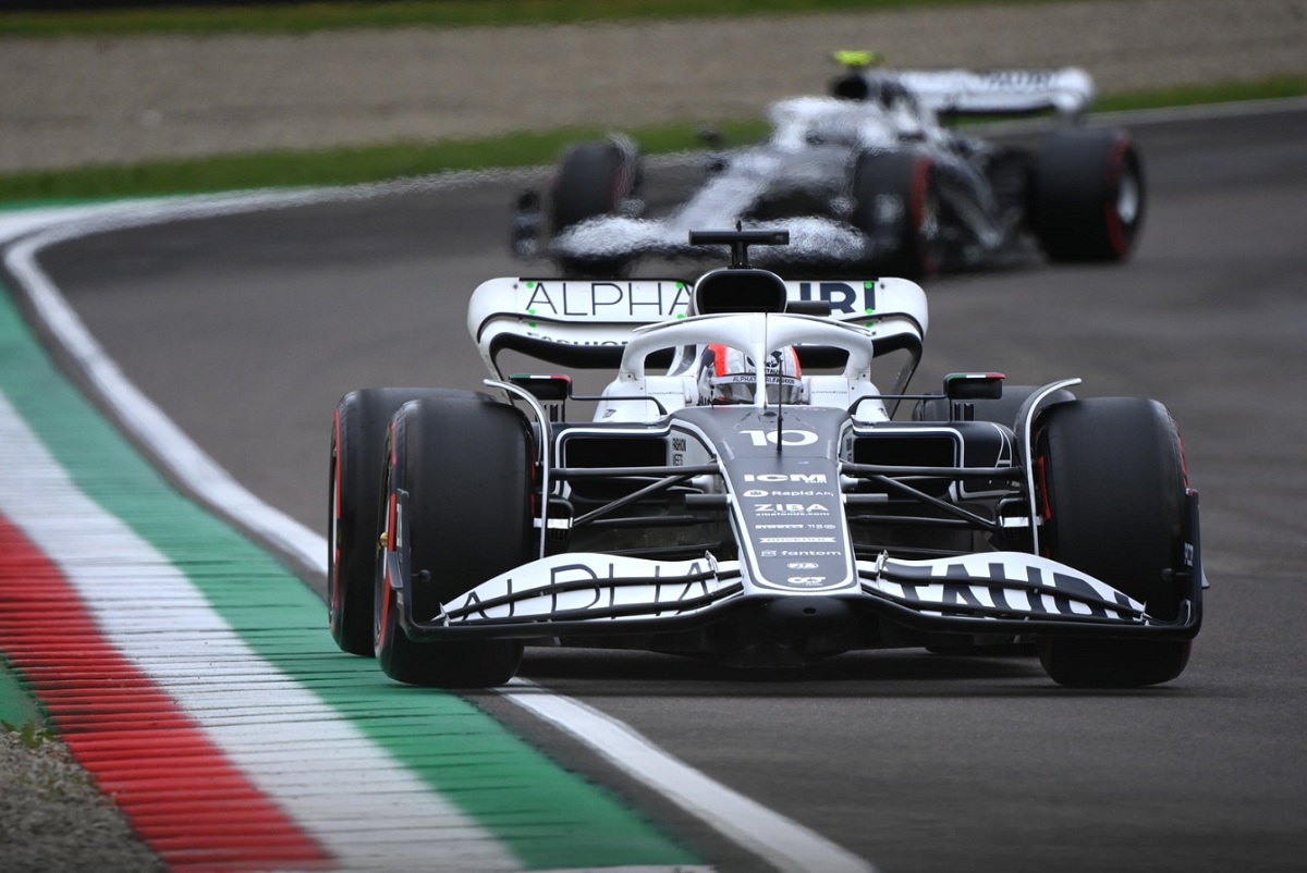 Gasly por delante de Tsunoda en Imola, el francés busca liderar el equipo. (Archivo / Mark Sutton)