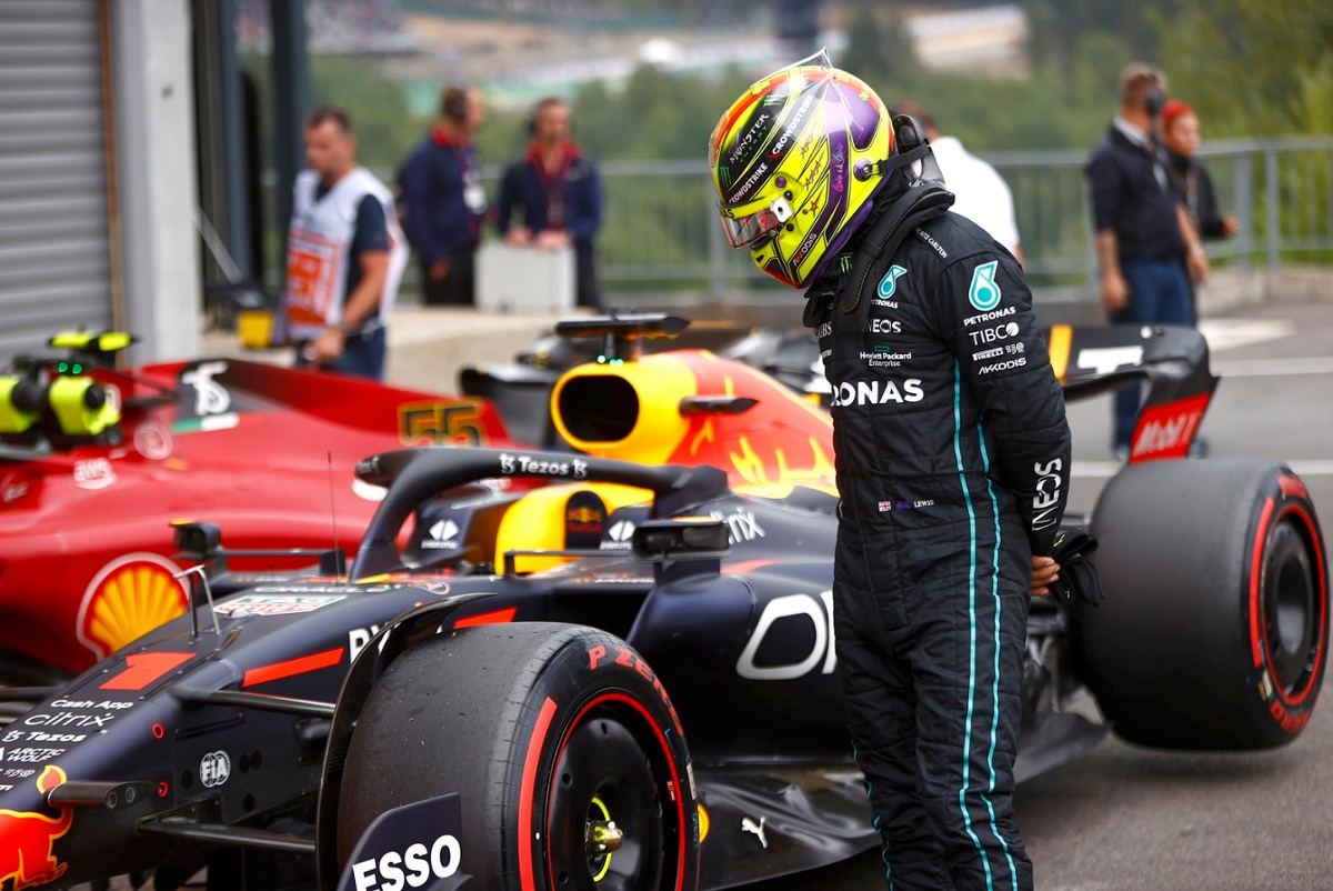 Hamilton observa el coche de Verstappen en Parque Cerrado. (Andy Hone)