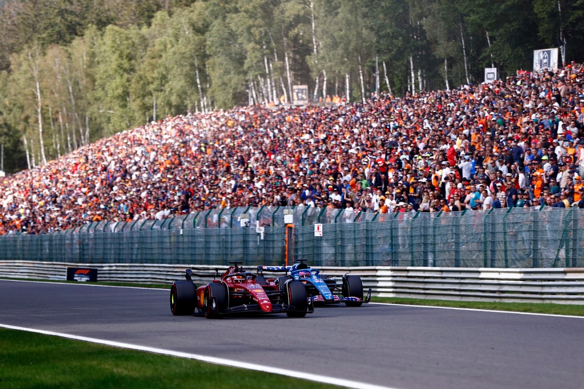 Leclerc se topó a la salida de la última detención con Alonso, aprovechó el rebufo como ayuda extra para intentar el récord de vuelta. (Andy Hone)