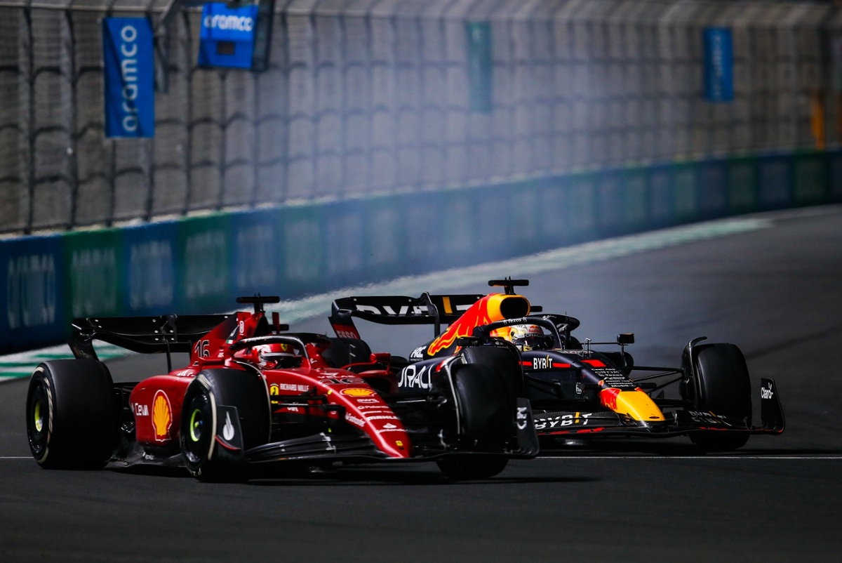 Verstappen supera a Leclerc en Jeddah, en la segunda fecha el neerlandés pudo doblegar al de Mónaco. (Archivo / Zak Mauger)