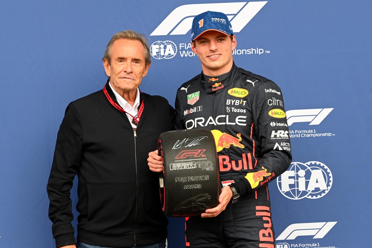 Verstappen recibió, de manos del legendario Jackie Ickx, el premio por la pole. (Mark Sutton)