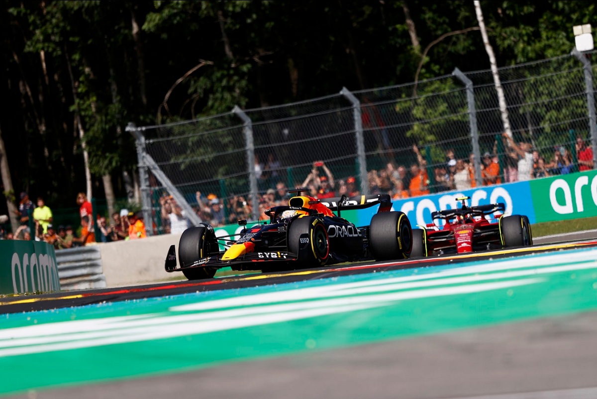 Verstappen supera a Sainz por la primera posición, el español no tenía armas para resistir el avance del neerlandés. (Andy Hone)