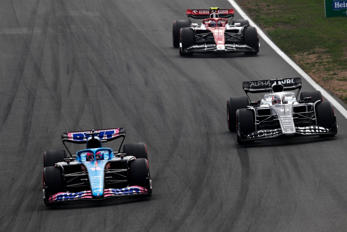 Alonso deja atrás a Gasly y Zhou. (Zak Mauger)