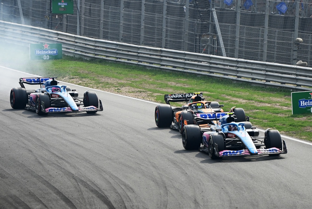 Ocon y Alonso hacen un sandwich con Norris. (Mark Sutton)