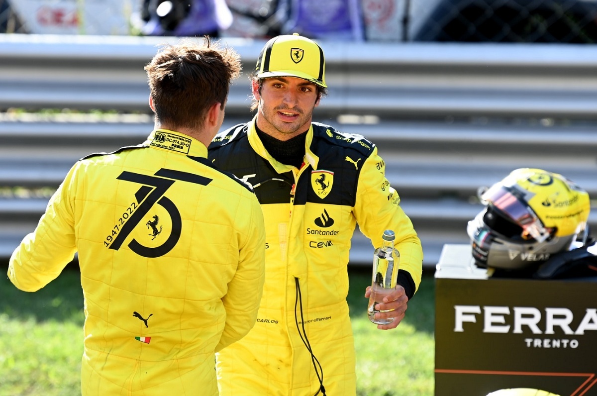 Leclerc saluda a su compañero Sainz. (Mark Sutton)