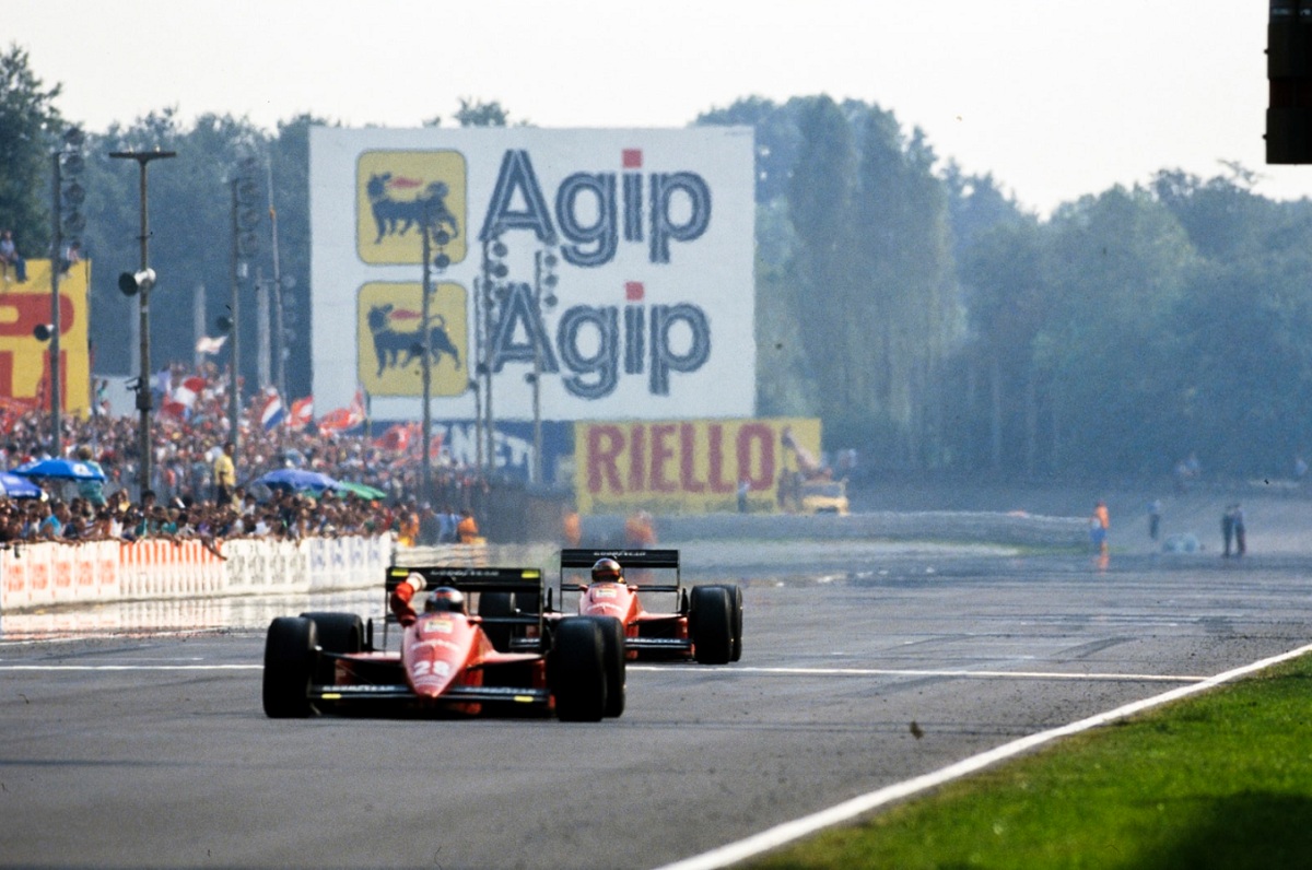 Berger levanta el puño en señal de victoria en Monza, lo secunda Alboreto. (Archivo / Motorsport Images)