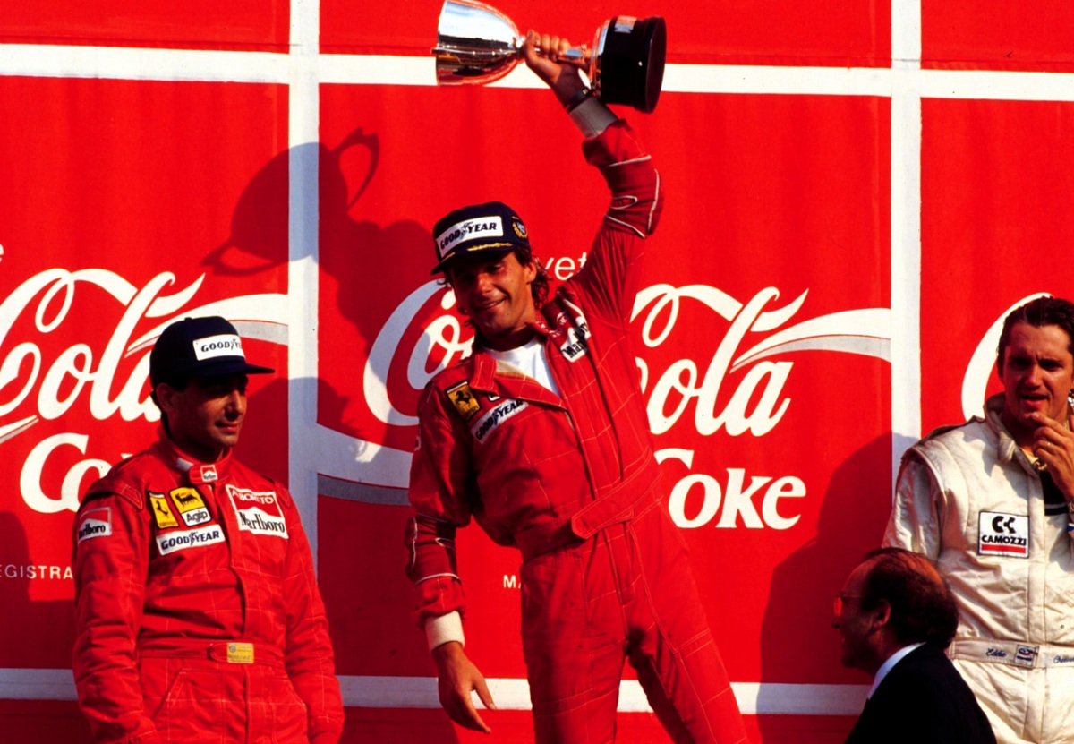 Berger con el trofeo en alto, Alboreto y Cheever completan la escena. (Archivo / Motorsport Images)
