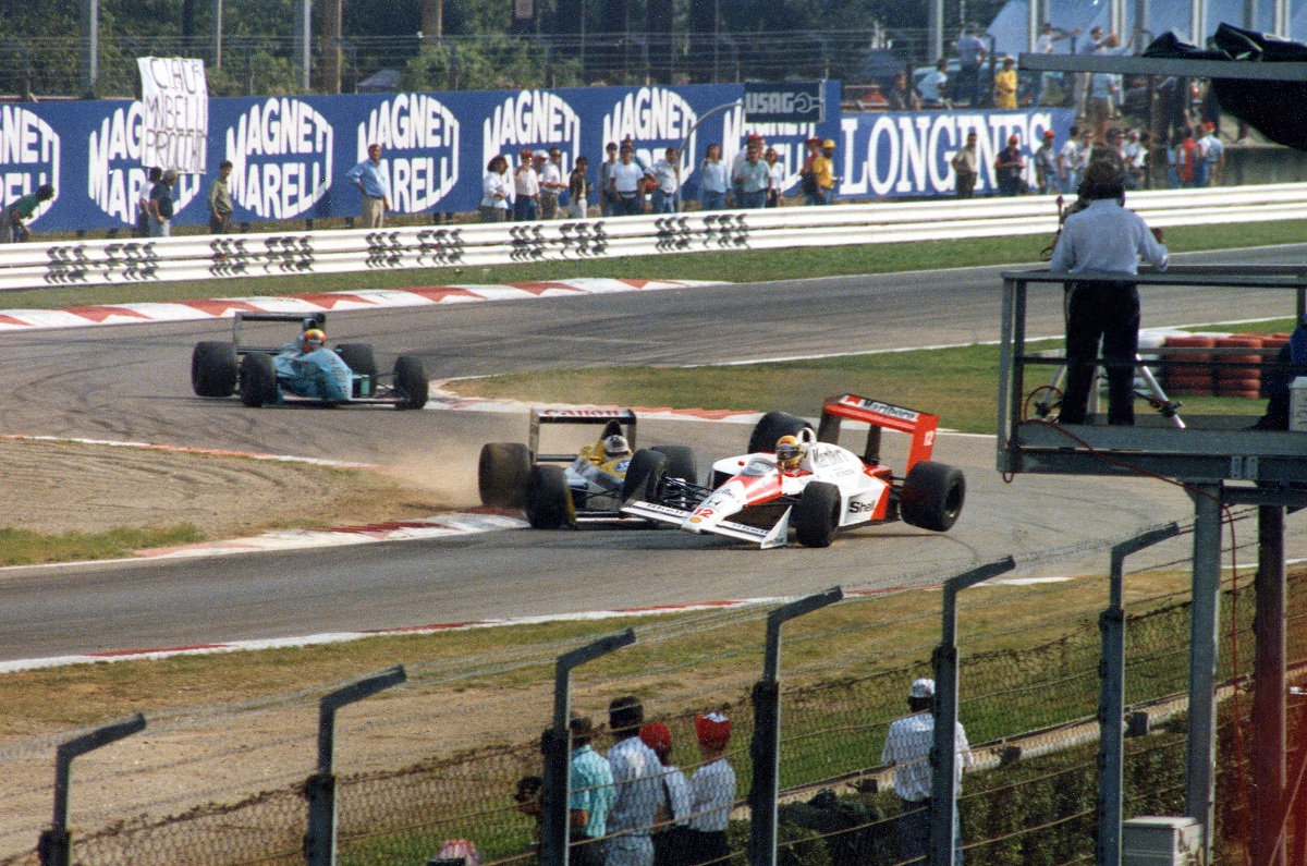 Schlesser se lleva por delante a Senna en Rettifilo a dos vueltas del final. (Archivo / Grand Prix Photo)